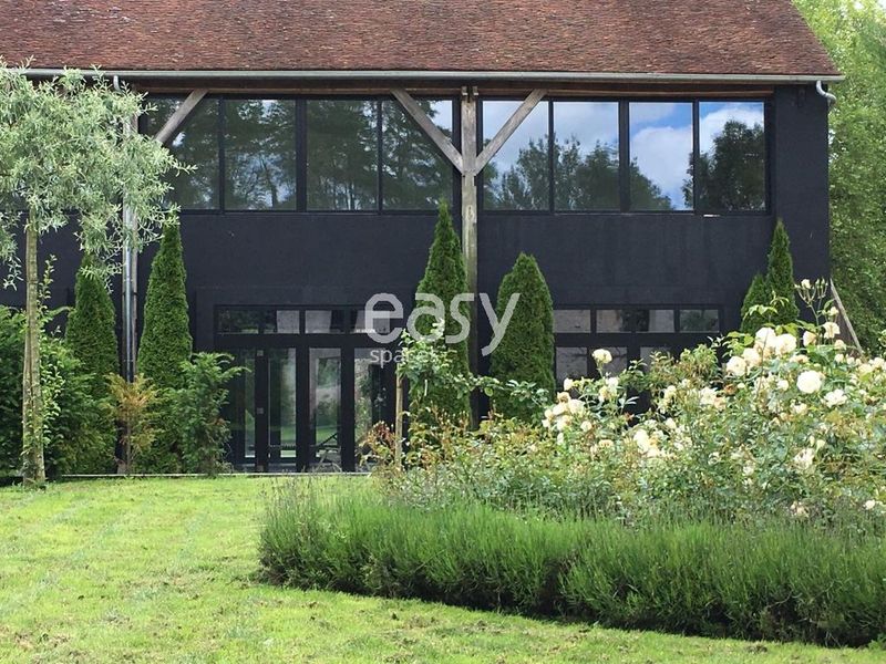 Unique and atypical space available for rent conveniently located near Paris